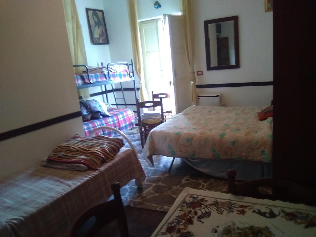 Room In Guest Room - Single Room With Shared Bathroom Taormina Esterno foto