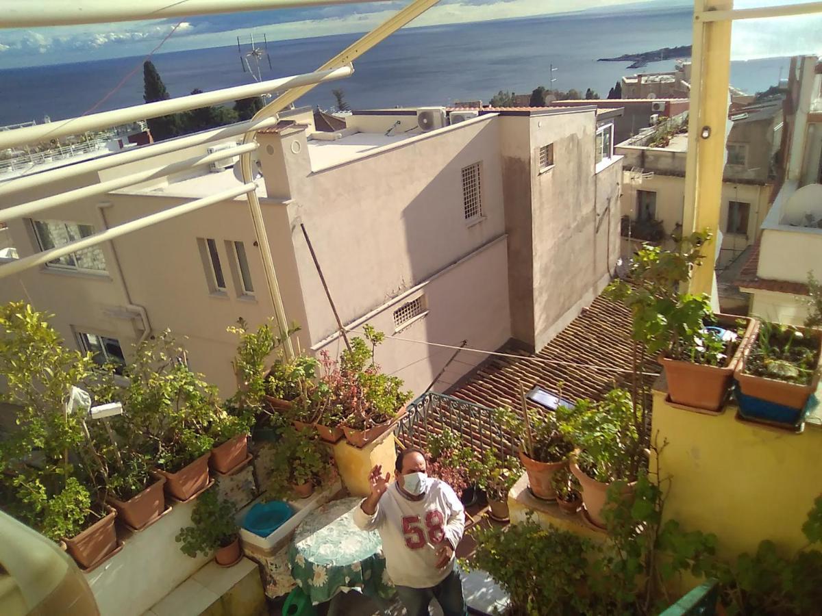 Room In Guest Room - Single Room With Shared Bathroom Taormina Esterno foto